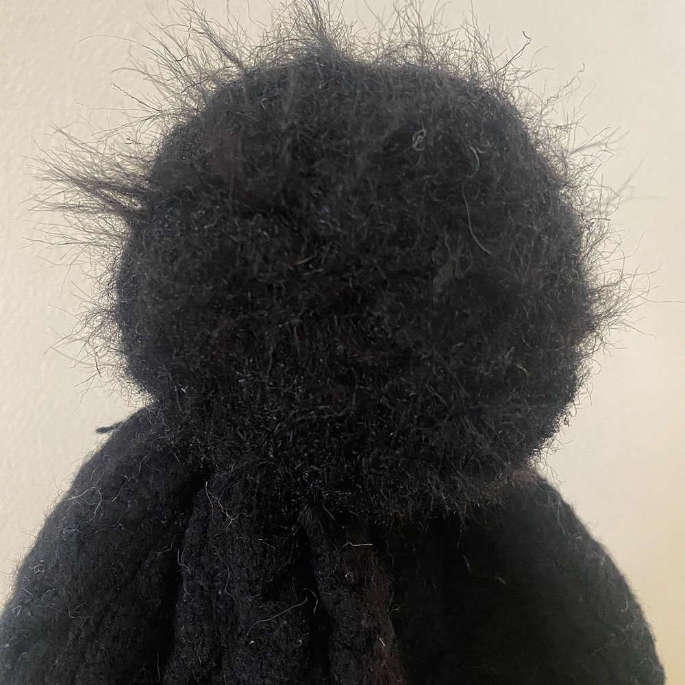 Robin Ruth Black Knit Beanie with Pom-Pom - Picture 3 of 9